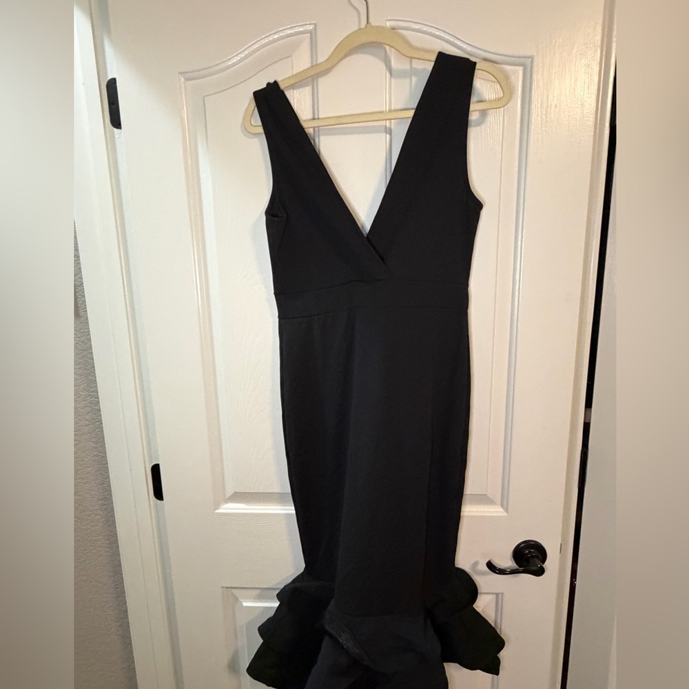 Elegant Black Sleeveless  Dress Ruffle Bottom